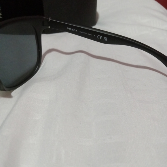 Men's Prada Sunglasses, with cleaning cloth & case. - Picture 6 of 10